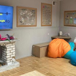 Dziewczynki wspólnie śpiewają pieśń patriotyczną. 