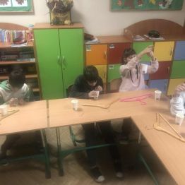 Uczniowie klasy 1b i 3a podczas konstruowania wagi.