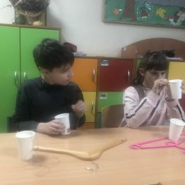 Uczniowie klasy 1b i 3a podczas konstruowania wagi.