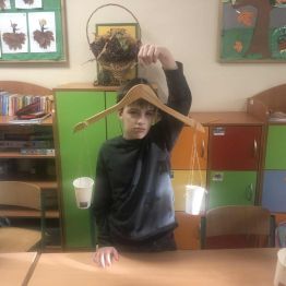 Uczniowie klasy 1b i 3a podczas konstruowania wagi.