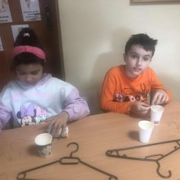 Uczniowie klasy 1b i 3a podczas konstruowania wagi.