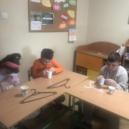 Uczniowie klasy 1b i 3a podczas konstruowania wagi.