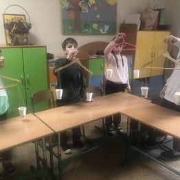 Uczniowie klasy 1b i 3a podczas konstruowania wagi.