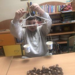 Uczniowie klasy 1b i 3a podczas konstruowania wagi.