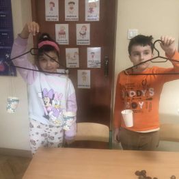 Uczniowie klasy 1b i 3a podczas konstruowania wagi.