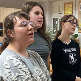 Dziewczynki wspólnie śpiewają pieśń patriotyczną. 