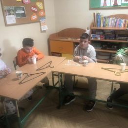 Uczniowie klasy 1b i 3a podczas konstruowania wagi.