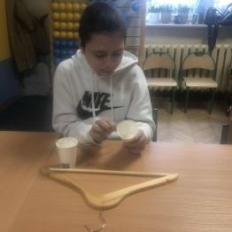 Uczniowie klasy 1b i 3a podczas konstruowania wagi.