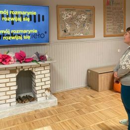 Dziewczynka śpiewa pieśń patriotyczną.