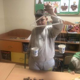 Uczniowie klasy 1b i 3a podczas konstruowania wagi.