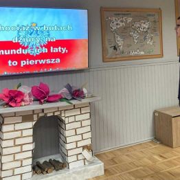 Chłopiec śpiewa pieśń patriotyczną.