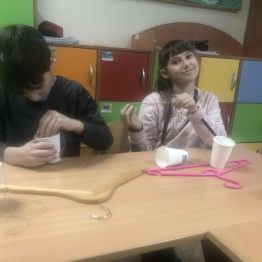 Uczniowie klasy 1b i 3a podczas konstruowania wagi.