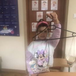 Uczniowie klasy 1b i 3a podczas konstruowania wagi.