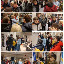 Wychowankowie w pomieszczeniu wypożyczalni książek.