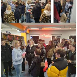 Wychowankowie zwiedzają Mediatekę.