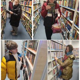 Wychowankowie przeglądają książki znajdujące się w Mediatece.