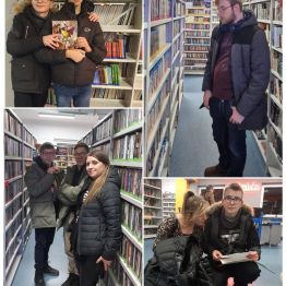 Wychowankowie przeglądają książki znajdujące się w Mediatece.