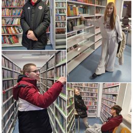 Wychowankowie przeglądają książki znajdujące się w Mediatece.