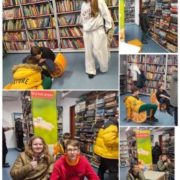 Wychowankowie przeglądają książki znajdujące się w Mediatece.