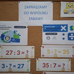 tablica informacyjna Dnia Tabliczki Mnożenia