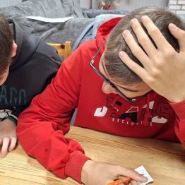 dzieci rozwiązuję pisemnie przykłady tabliczki mnożenia