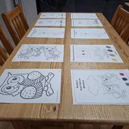 stół z łamigłówkami i kolorowankami tabliczki mnożenia