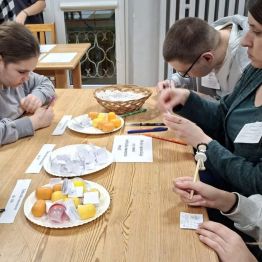 dzieci losuja i rozwiązują pisemnie przykłady z tabliczki mnożenia