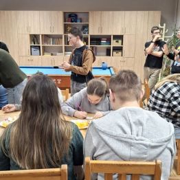 dzieci rozwiązują przykłady tabliczki mnożenia