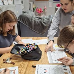 dzieci wykonują łamigłówki z tabliczka mnożenia