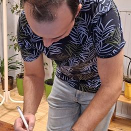 wychowawca rozwiązuje przykłady tabliczki mnożenia