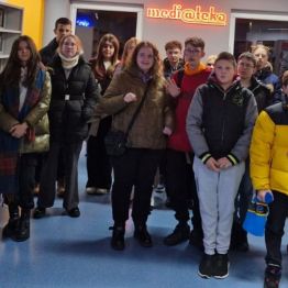 Pamiątkowe zdjęcie z Panią bibliotekarką w Mediatece.