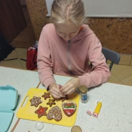 Uczennica dekoruje wypieki