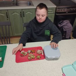 Uczeń dekoruje pierniki