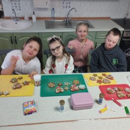 Zadowoleni uczniowie po wykonanej pracy