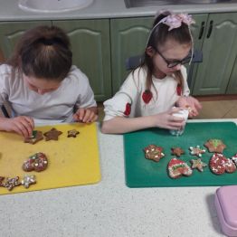 Dzieci w skupieniu wykonują pracę