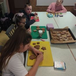 Uczniowie w skupieniu dekorują pierniczki