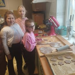 Dzieci wycinają pierniki z ciasta