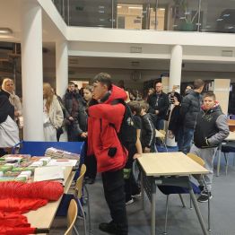 Wychowankowie w pomieszczeniu czytelni ogólnej.