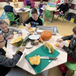 Dzieci przygotowują warzywa na zupę dyniową. 