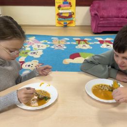 Dzieci podczas degustacji zupy. 