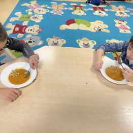 Dzieci podczas degustacji zupy. 