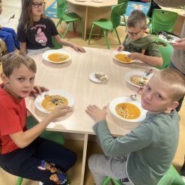 Dzieci podczas degustacji zupy. 