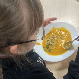Dziewczynka podczas degustacji zupy. 