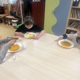 Dzieci podczas degustacji zupy. 