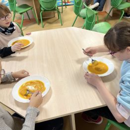 Dzieci podczas degustacji zupy. 