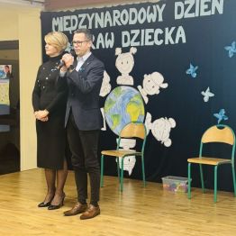 Pani Dyrektor i Zastępca Prezydenta Kielc na scenie 