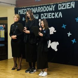 Pani Dyrektor i dwie uczennice na scenie 