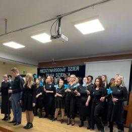 Szkolny chór na scenie