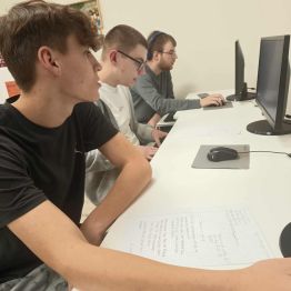 dzieci na komputerze piszą podanie o pracę i wysyłają e-mail