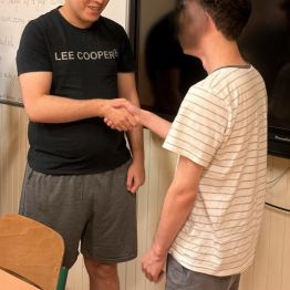 chłopiec składa życzenia urodzinowe